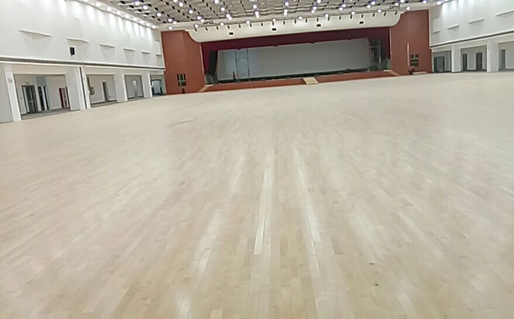 秋天過一半，室內籃球場木地板要好好養養啦