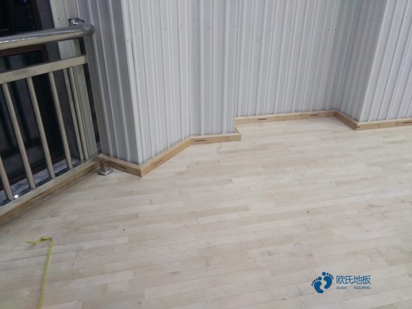 如何翻新羽毛球館運動木地板？